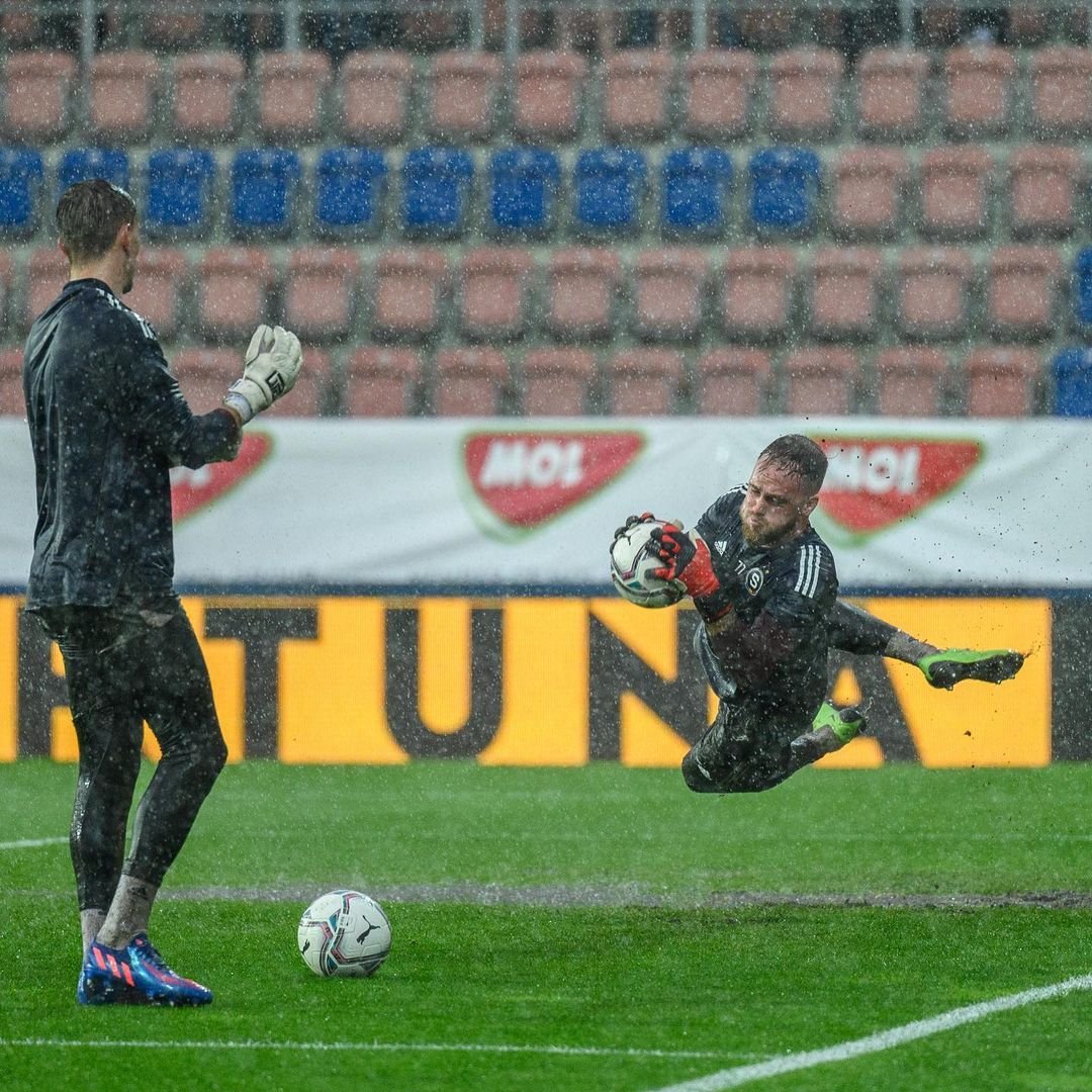 ? BUĎ V TÝMU #93 | Zápas, který vzala voda ?

? Sparťani se těšili na finále MOL Cupu a v Uherském Hradišti se na něj připravovali. Pak ale přišel déšť a bylo po utkání. ?️ 

Podívejte, jak to vypadalo pohledem z kabiny. Vodní díl je tady, video na youtube, odkaz v biu! #acsparta